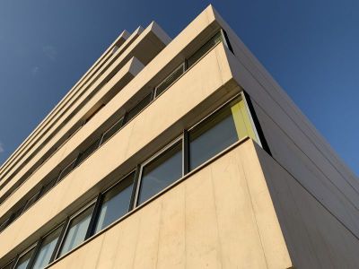 Notre Dame des Anges - Ecole surmontée d'un immeuble de bureaux - Lyon (69)