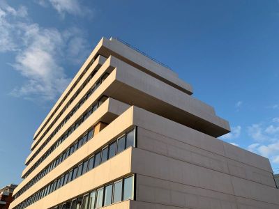 Notre Dame des Anges - Ecole surmontée d'un immeuble de bureaux - Lyon (69)